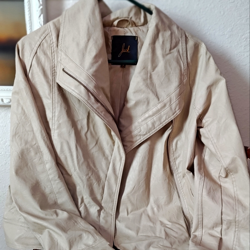 Brand is Jack, size is medium, color is Tan